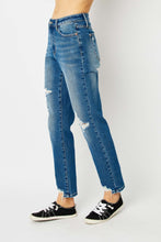 Load image into Gallery viewer, Judy Blue Full Size Queen Of Hearts Coin Pocket BF Jeans
