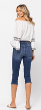 Load image into Gallery viewer, MID-RISE NON-DISTRESSED CAPRI - Judy Blue - Pants
